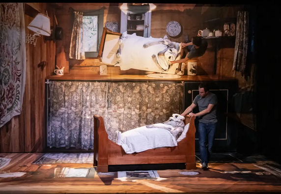 chambre de mere grand avec un homme qui arrange le lit de mere grand
