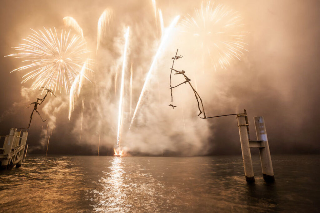 feu d'artifice avec structure flottine