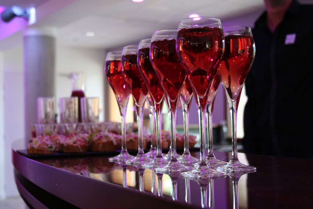 Cocktail et apéritif sur le bar avec un serveur