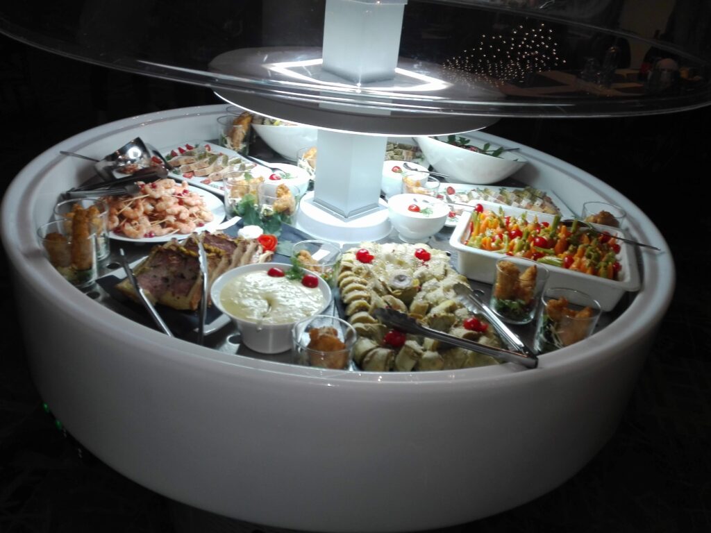 Buffet chargé d'assortiment salé ( terrine, crevettes cocktails ...)