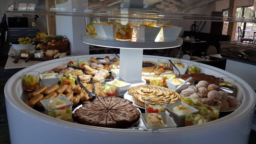 Buffet de dessert avec une multitude de choix de gâteau et de fruits