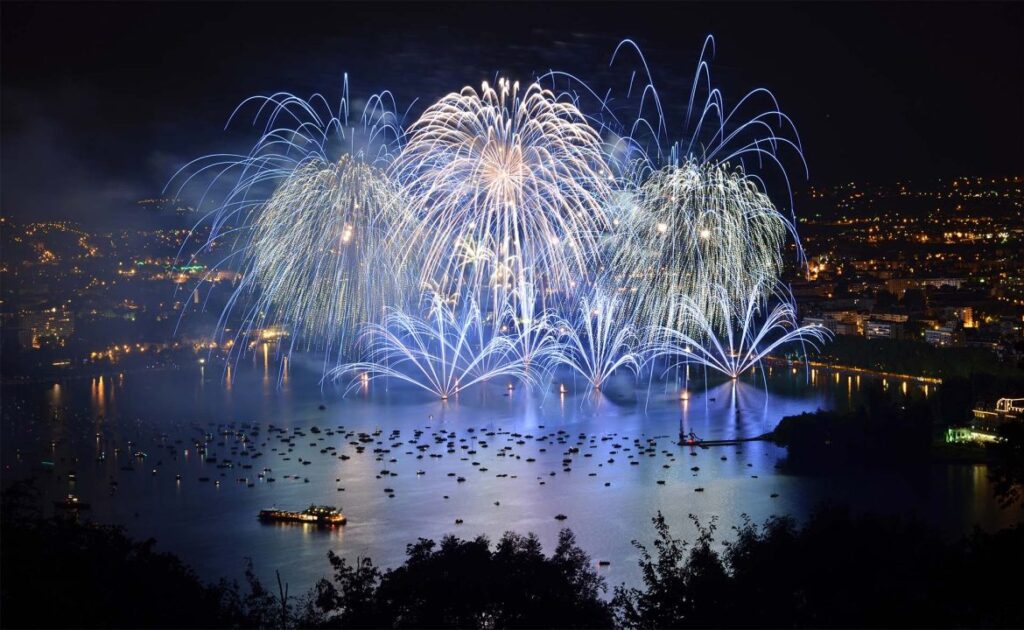 Feu d'artifice sur le lac d'Annecy