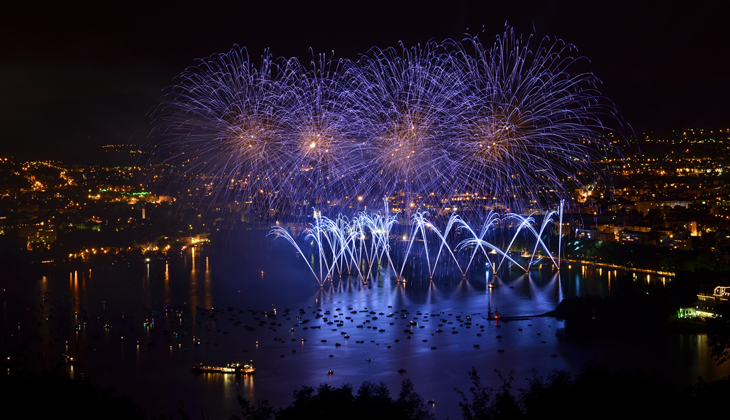 Feu d'artifice sur le lac d'Annecy