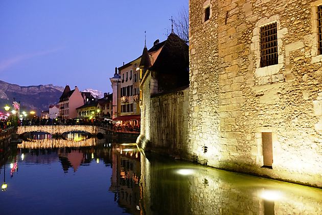 bord de l'eau de nuit avec éclairage