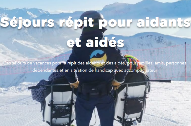 un moniteur de ski adapté avec 2 personnes en fauteuil ski en haut d'une piste de ski