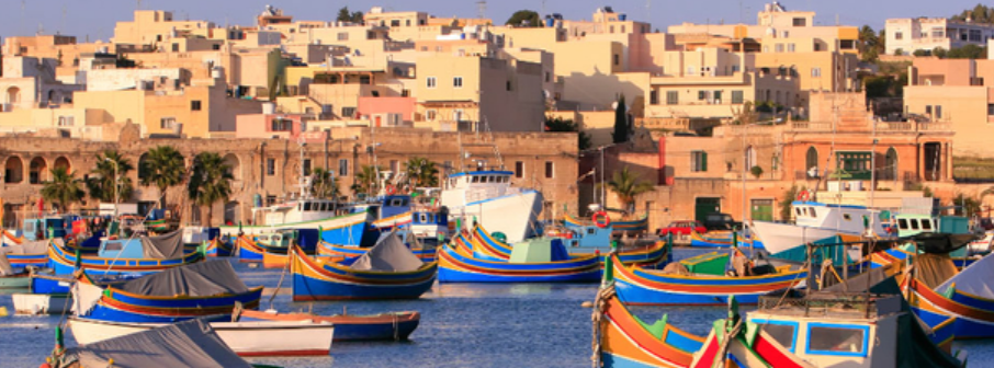 bateaux colorés devant le port de malte