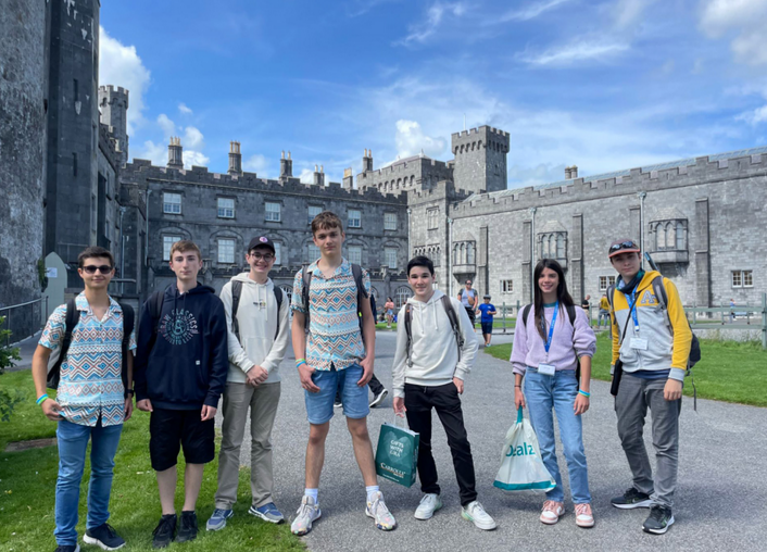 groupe de colons devant un chateau en pierre dublin