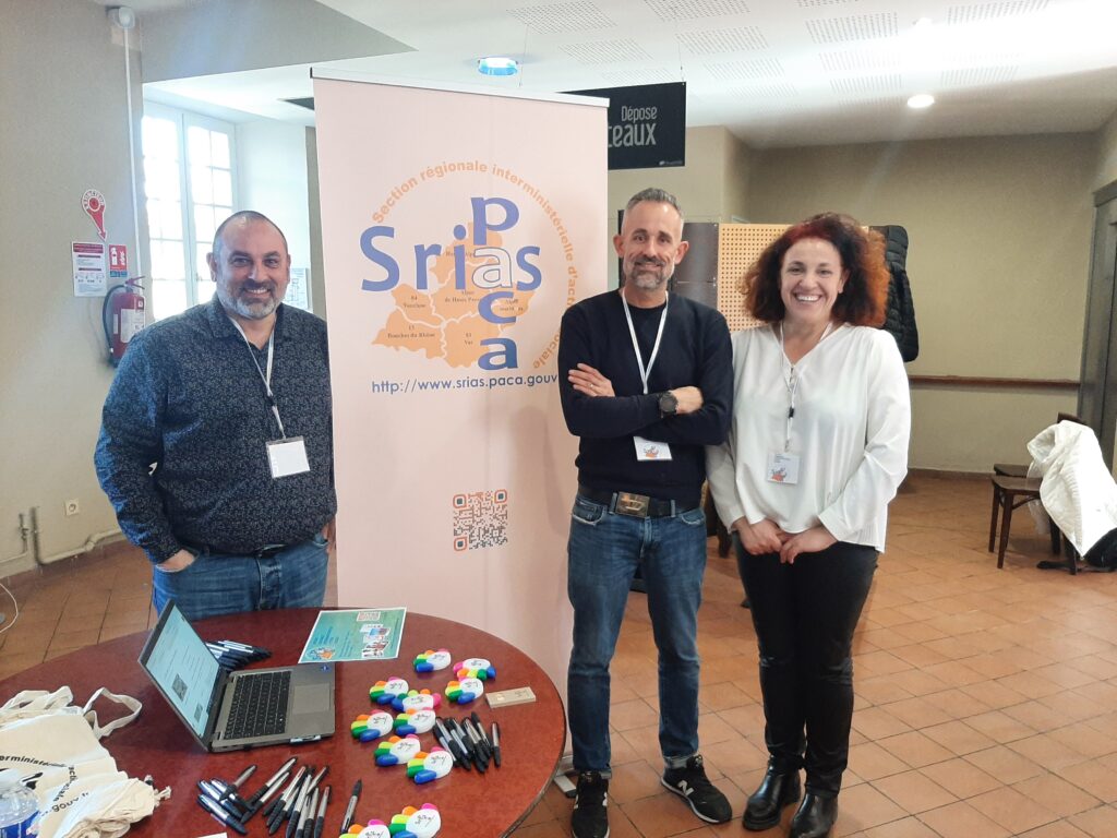 Sylvie - Jessy - Benjamin devant le roll up de la SRIAS