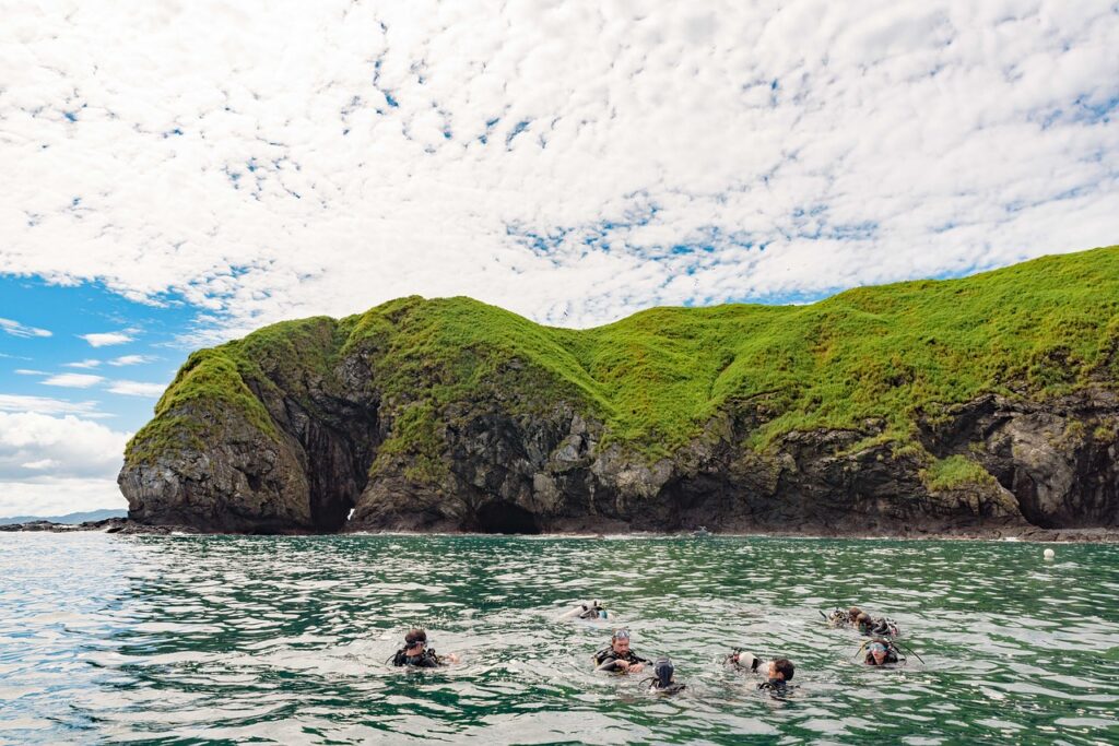 groupe de personne en baignade aux Açores