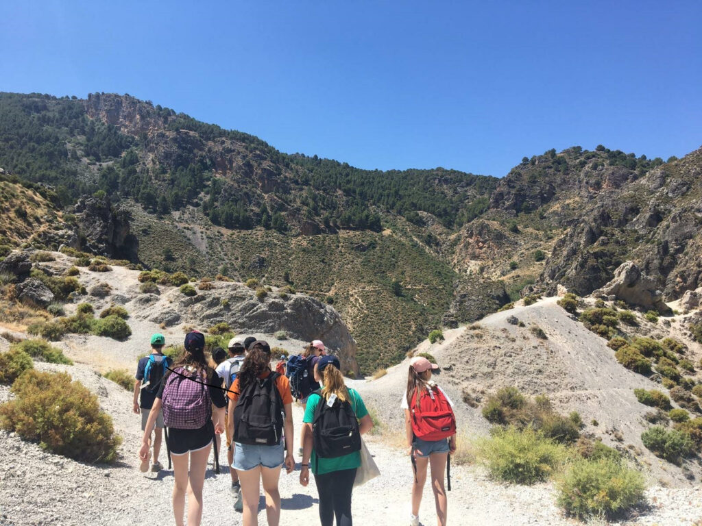 un groupe d'adolescent en randonnée en Espagne