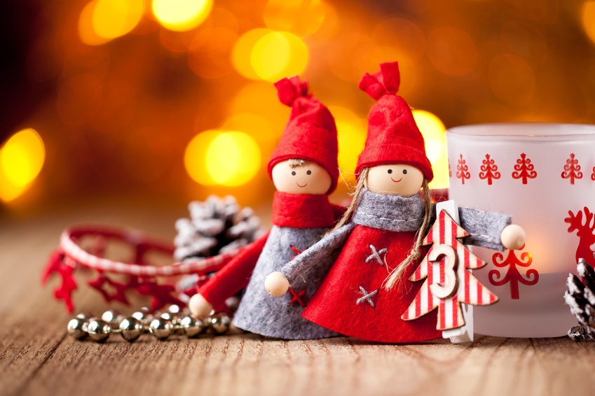figurine de noël en feutrine rouge et gris