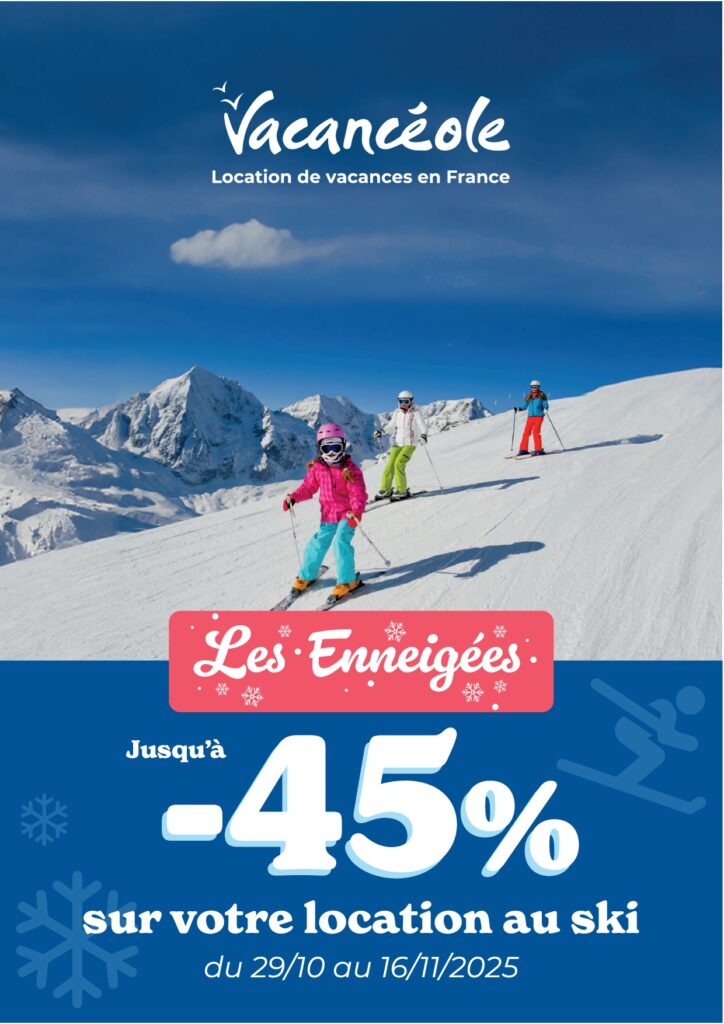 un enfant qui ski sur une montagne toute blanche