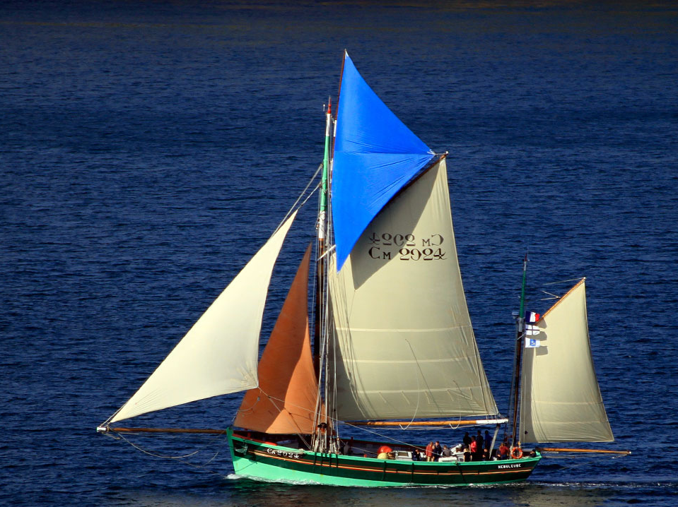 voilier vue de face avec les voile tendues